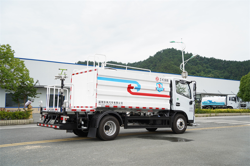 東風(fēng)股份D6藍(lán)牌灑水車 7方（燃油車）